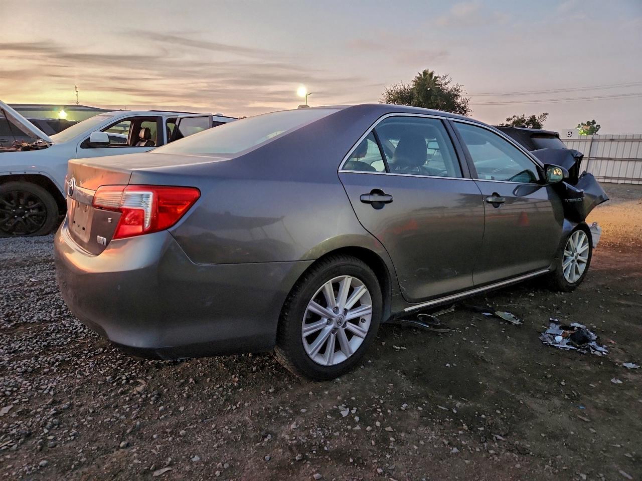 2014 TOYOTA CAMRY HYBRID photo 3
