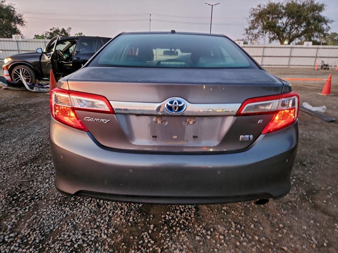 2014 TOYOTA CAMRY HYBRID photo 6
