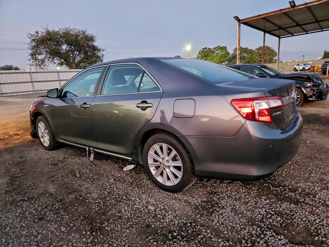 2014 TOYOTA CAMRY HYBRID photo 2