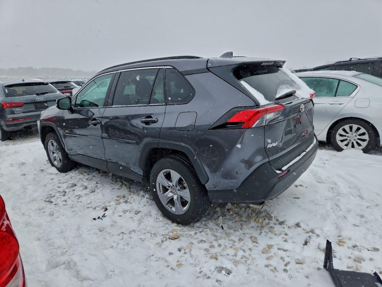 2022 TOYOTA RAV4 XLE photo 3