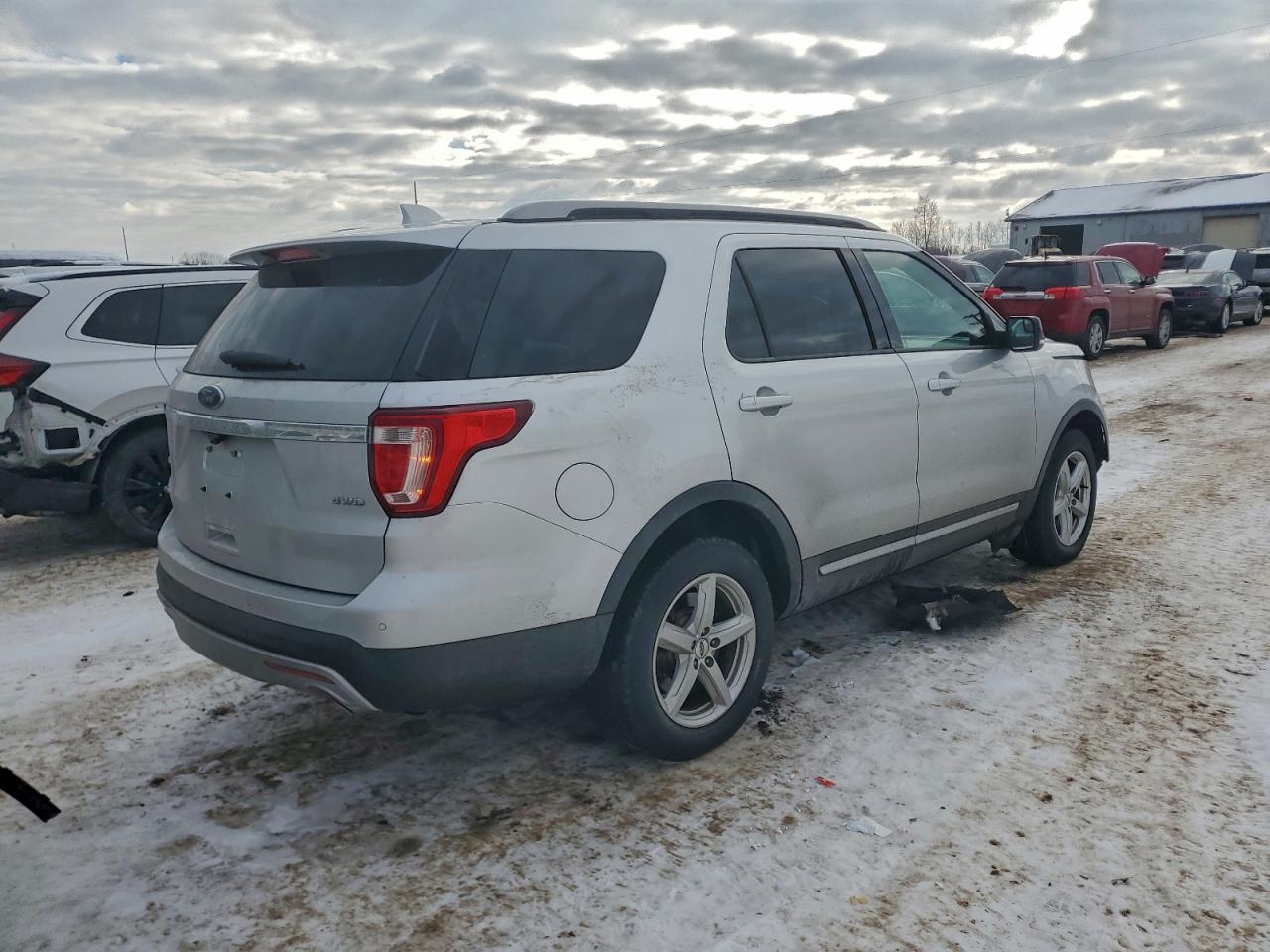 2017 FORD EXPLORER XLT photo 3