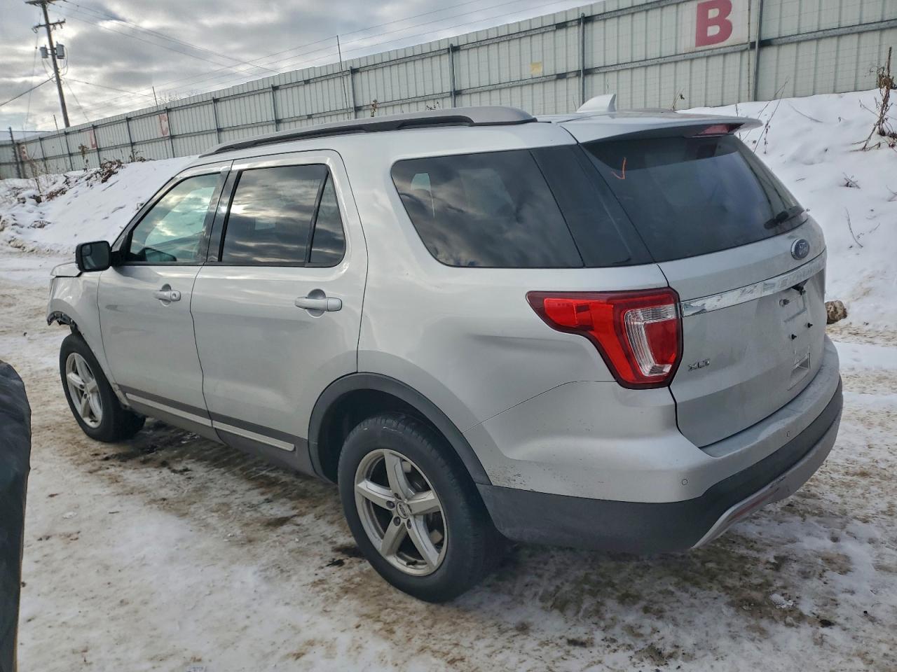 2017 FORD EXPLORER XLT photo 2