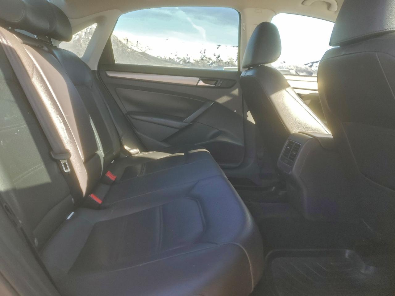 2014 VOLKSWAGEN PASSAT SE photo 19