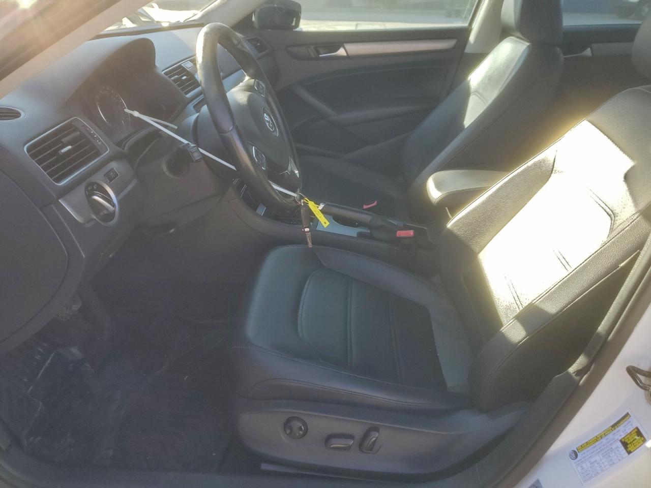 2014 VOLKSWAGEN PASSAT SE photo 13