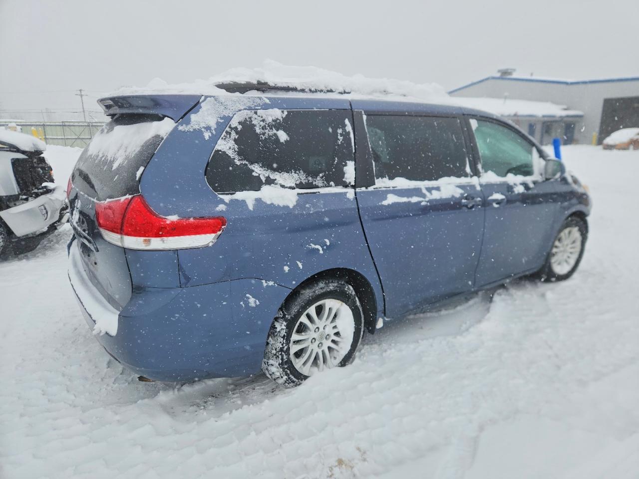 2014 TOYOTA SIENNA XLE photo 5