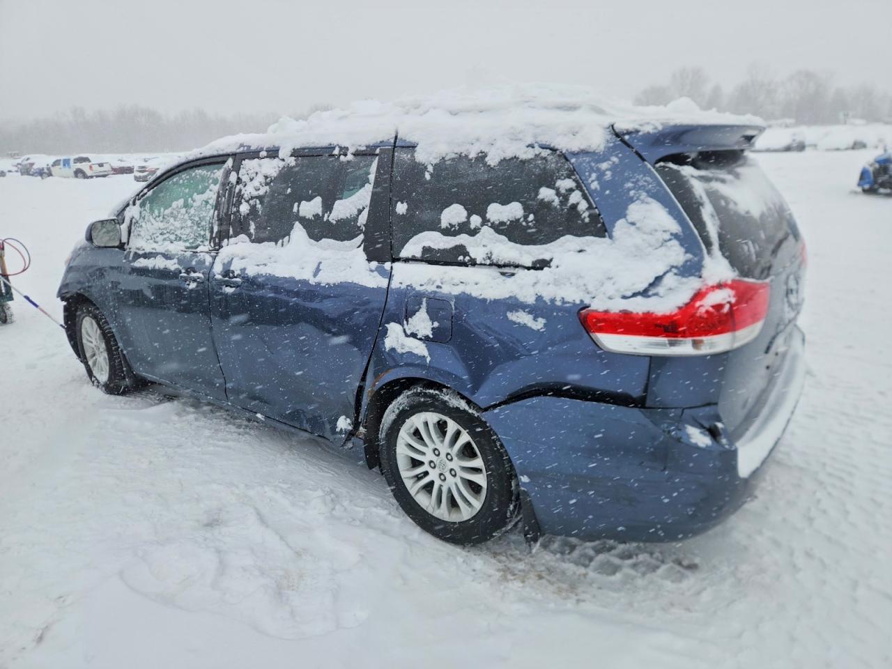 2014 TOYOTA SIENNA XLE photo 3