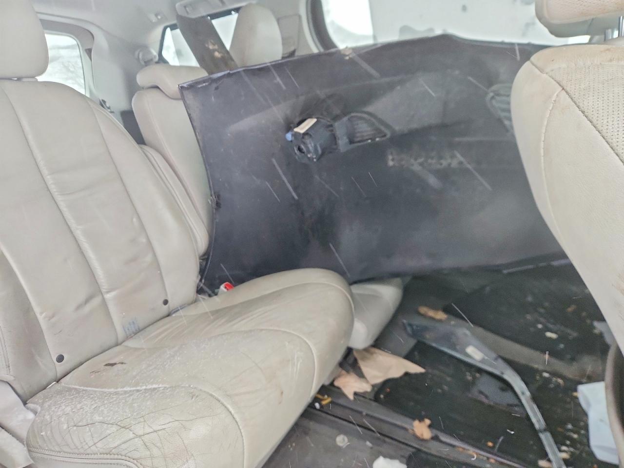 2014 TOYOTA SIENNA XLE photo 21