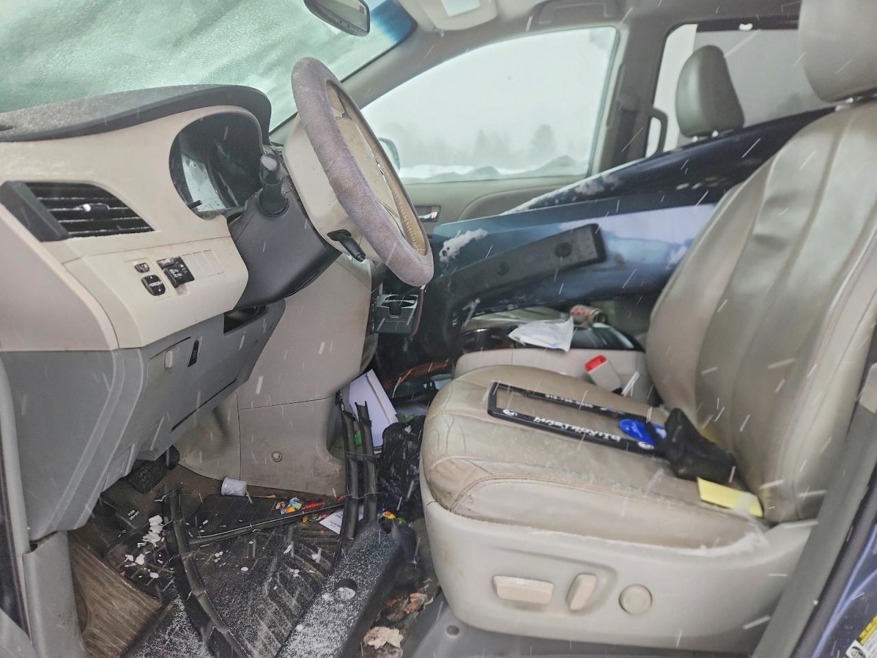 2014 TOYOTA SIENNA XLE photo 13