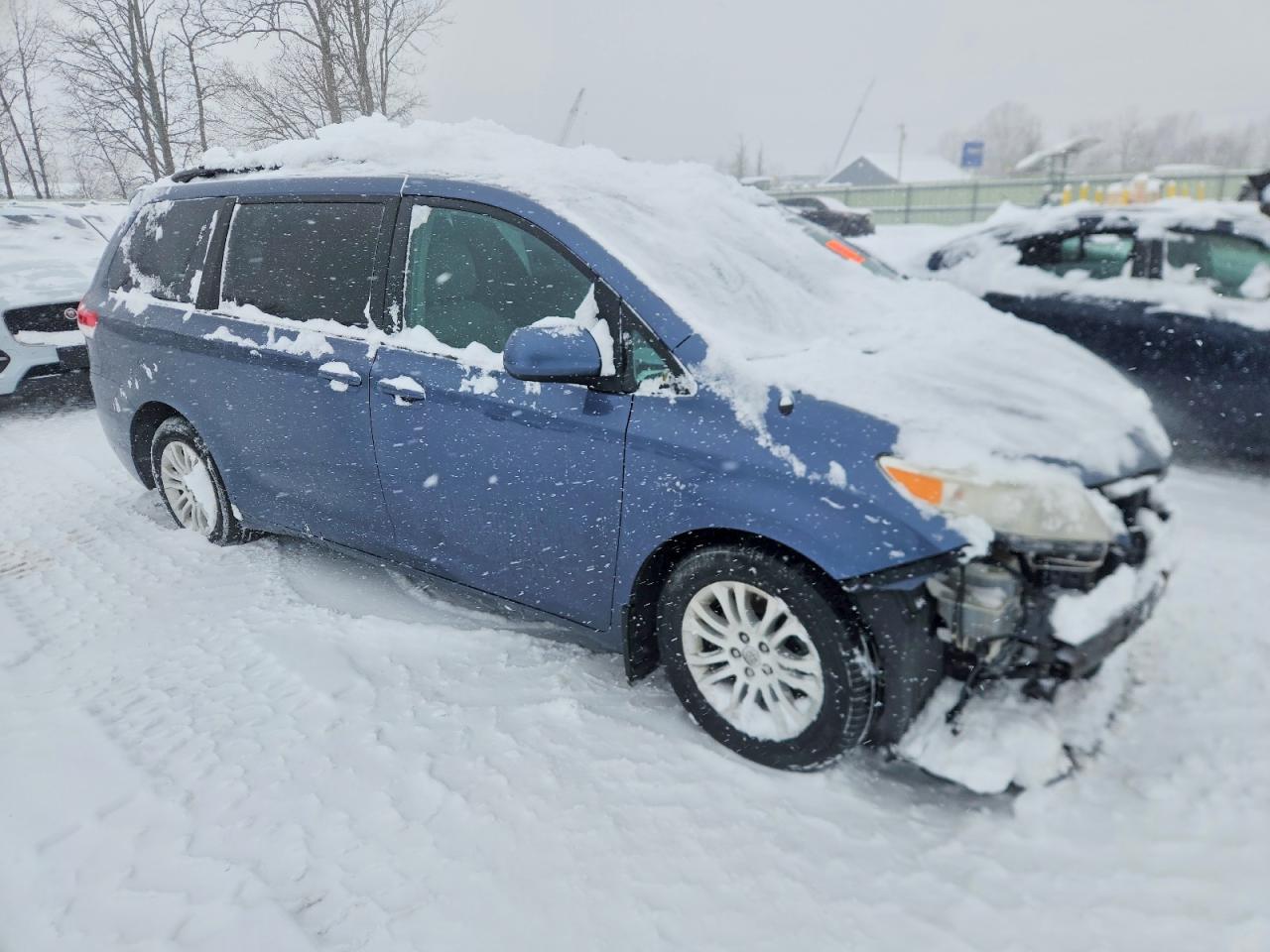 2014 TOYOTA SIENNA XLE photo 7