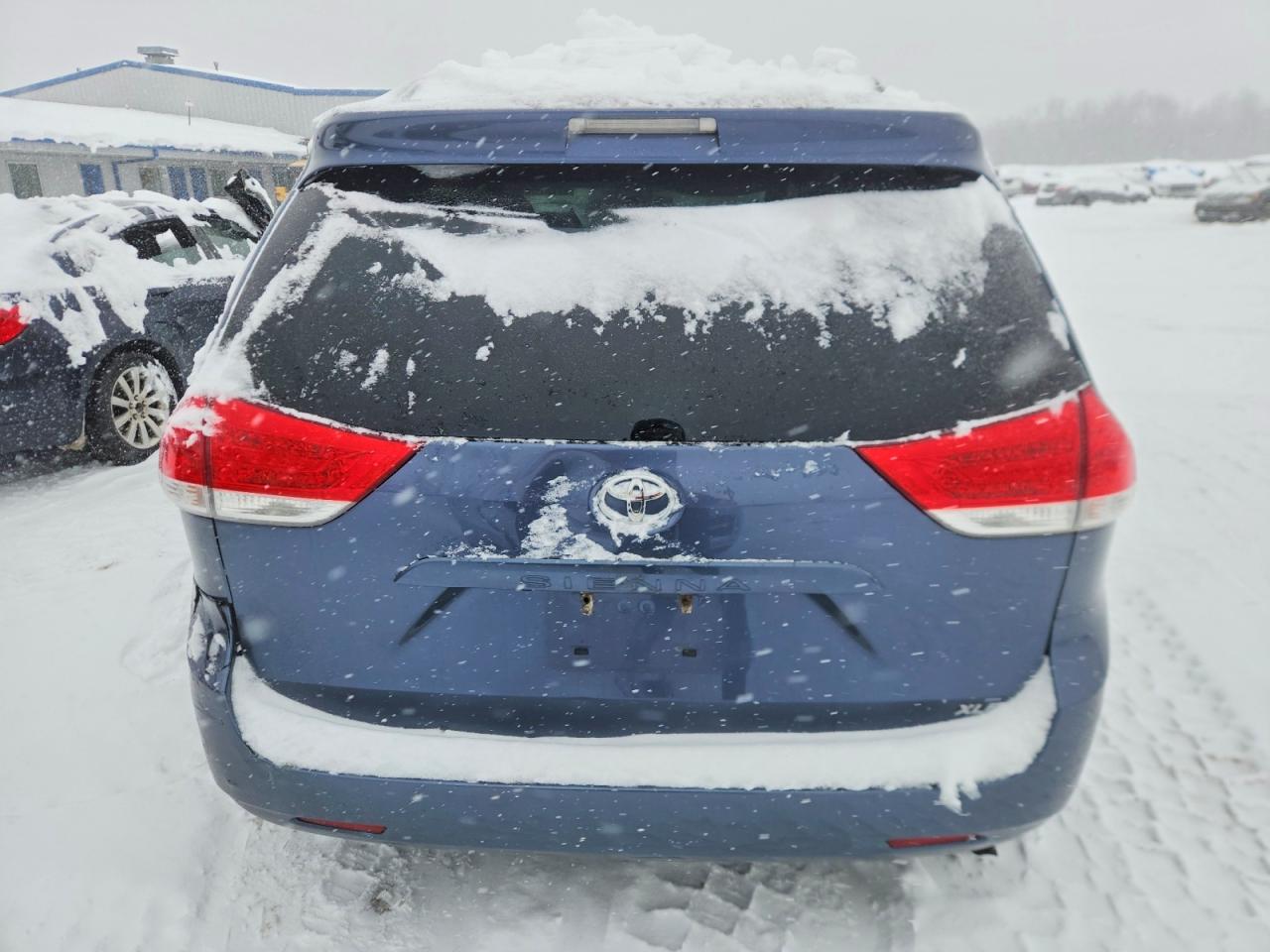 2014 TOYOTA SIENNA XLE photo 11