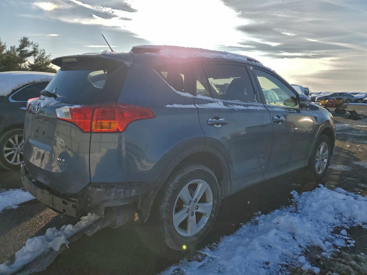 2013 TOYOTA RAV4 XLE photo 5