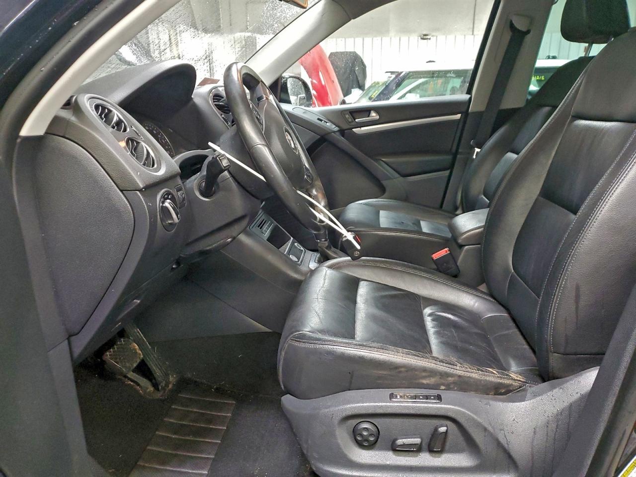 2012 VOLKSWAGEN TIGUAN S photo 7