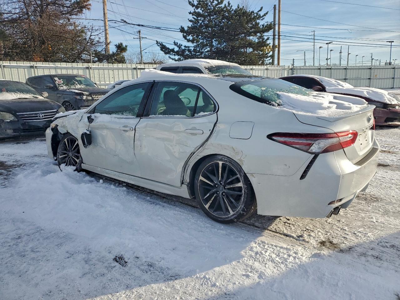 2018 TOYOTA CAMRY XSE photo 3