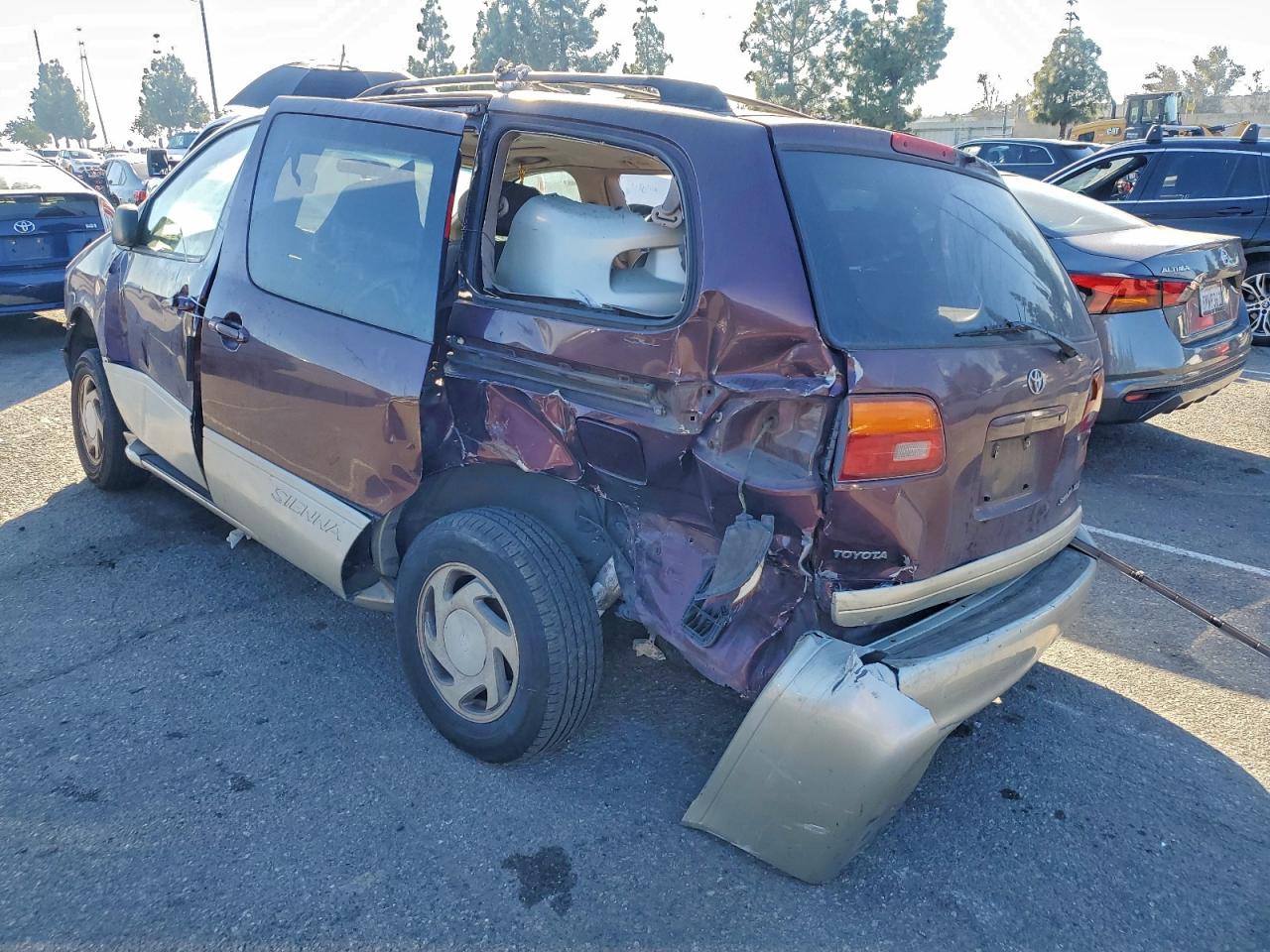 1998 TOYOTA SIENNA LE photo 3