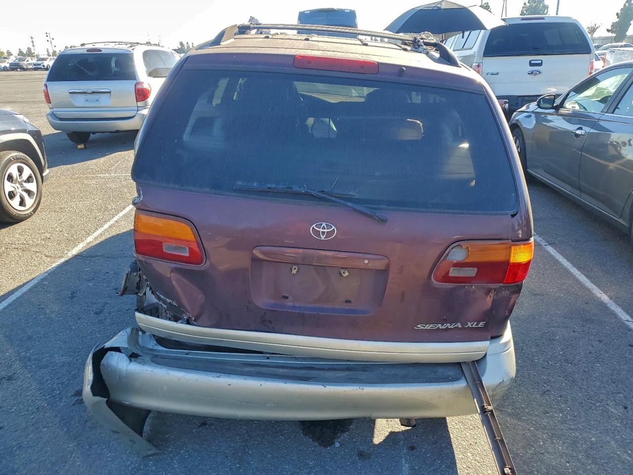 1998 TOYOTA SIENNA LE photo 11