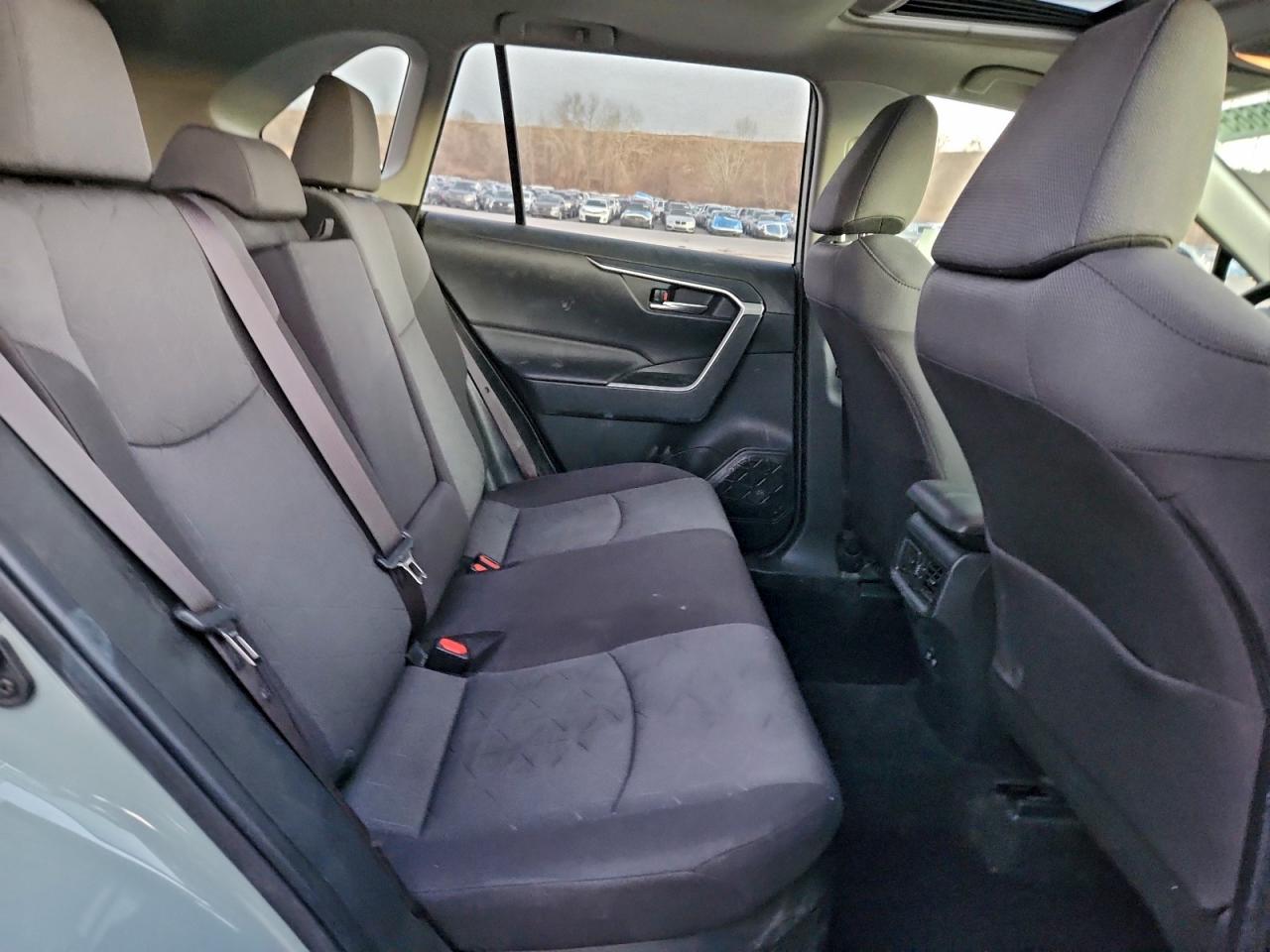 2019 TOYOTA RAV4 XLE photo 21
