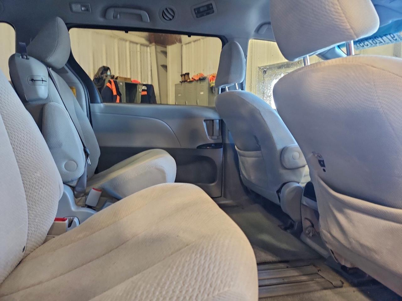 2014 TOYOTA SIENNA LE photo 21