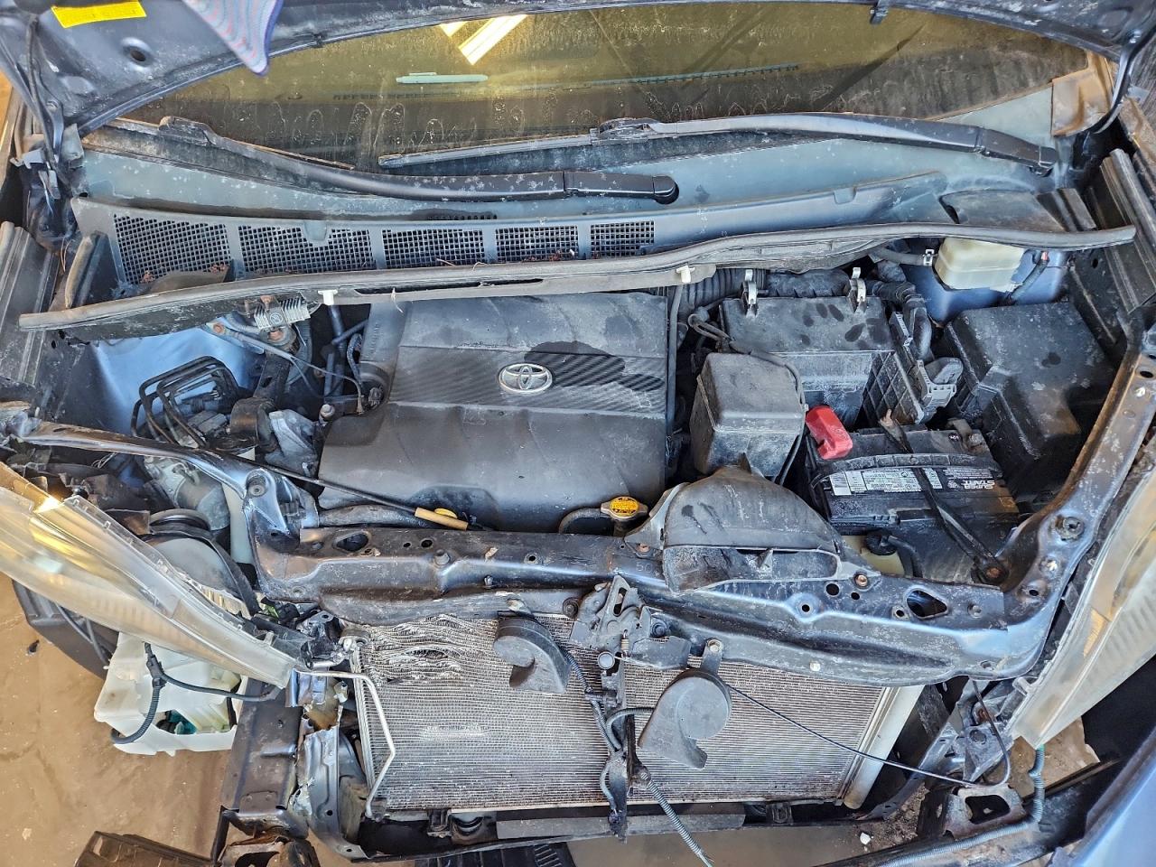 2014 TOYOTA SIENNA LE photo 23