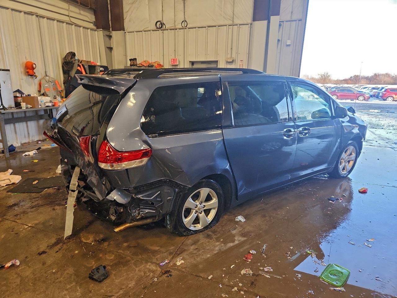 2014 TOYOTA SIENNA LE photo 5