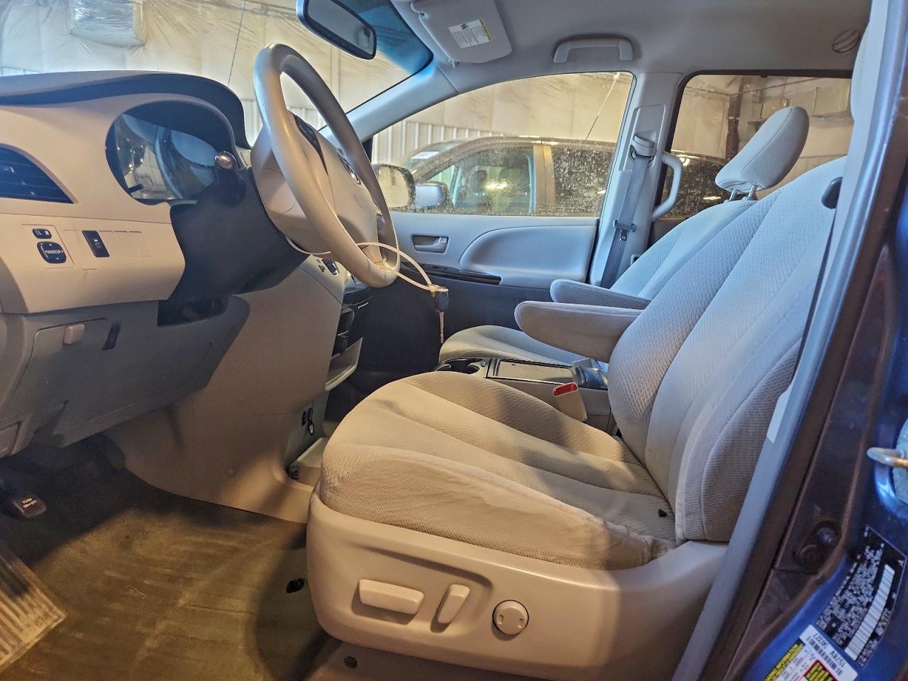 2014 TOYOTA SIENNA LE photo 13