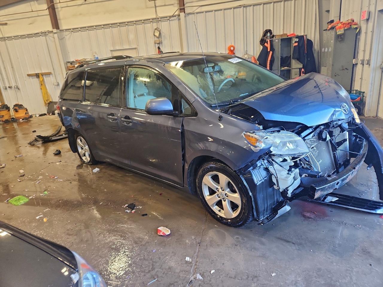 2014 TOYOTA SIENNA LE photo 7