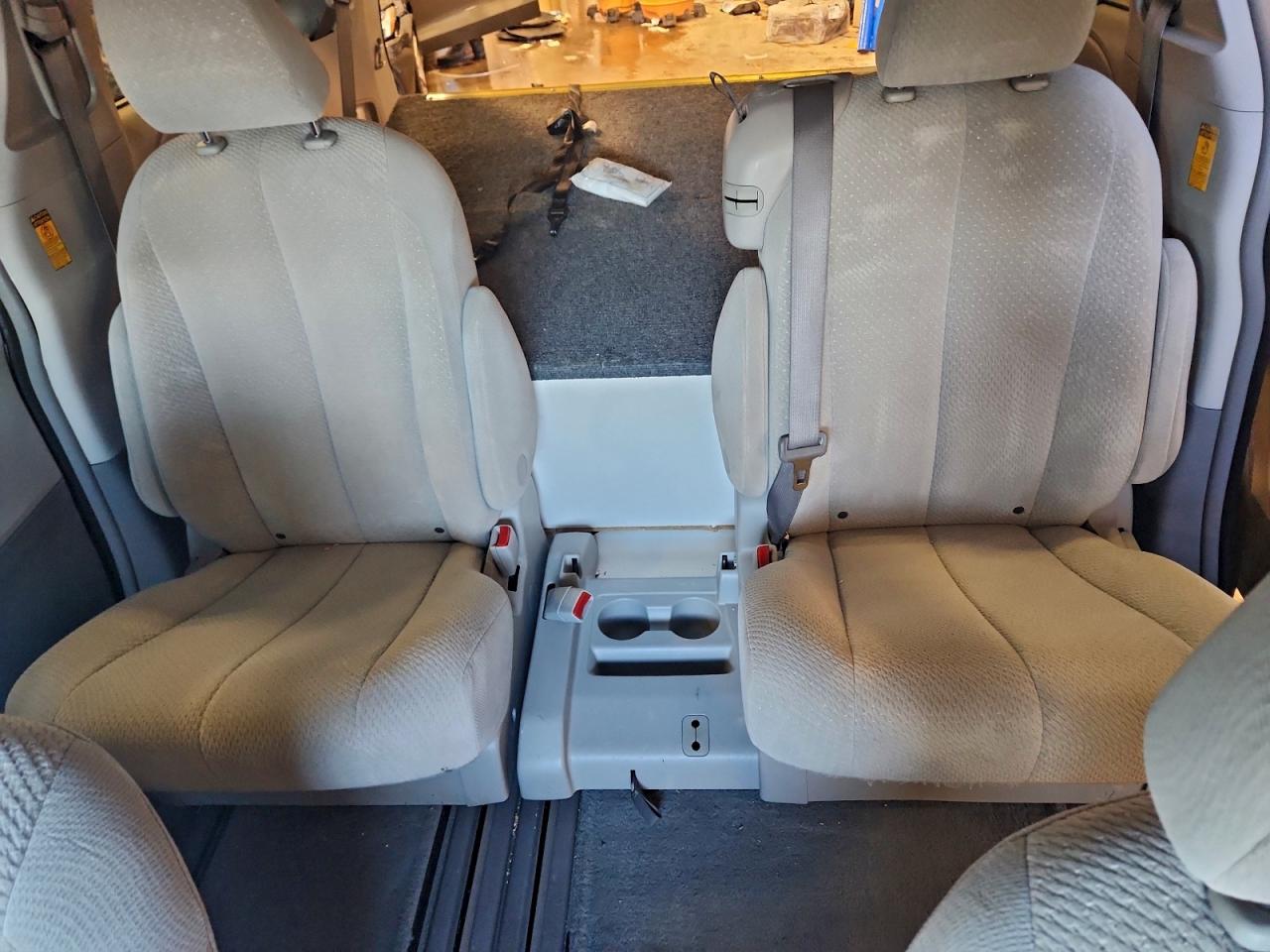 2014 TOYOTA SIENNA LE photo 19