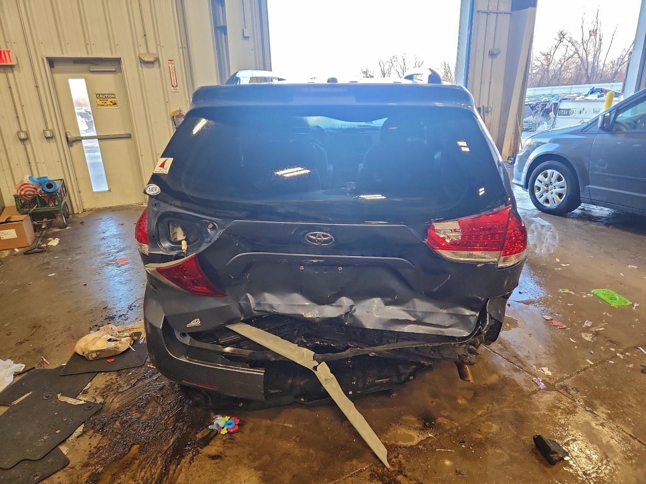 2014 TOYOTA SIENNA LE photo 11