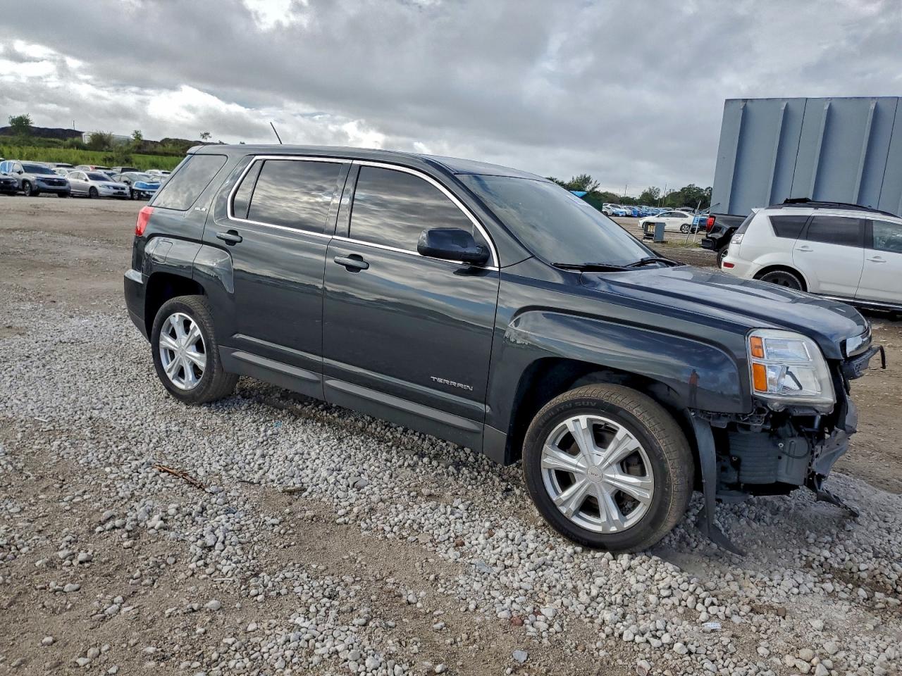 2017 GMC TERRAIN SLE photo 4