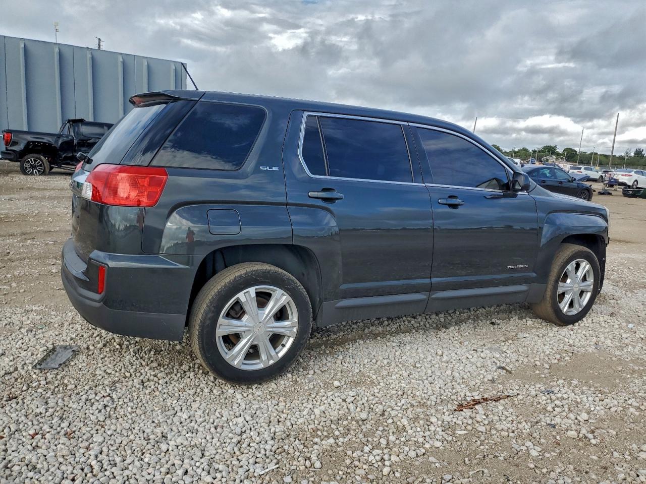 2017 GMC TERRAIN SLE photo 3