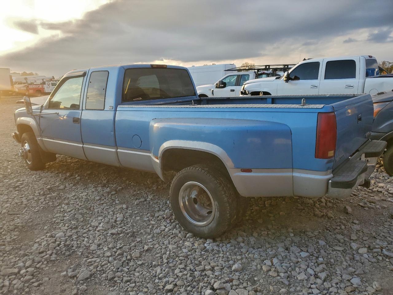 1997 GMC SIERRA K3500 photo 2