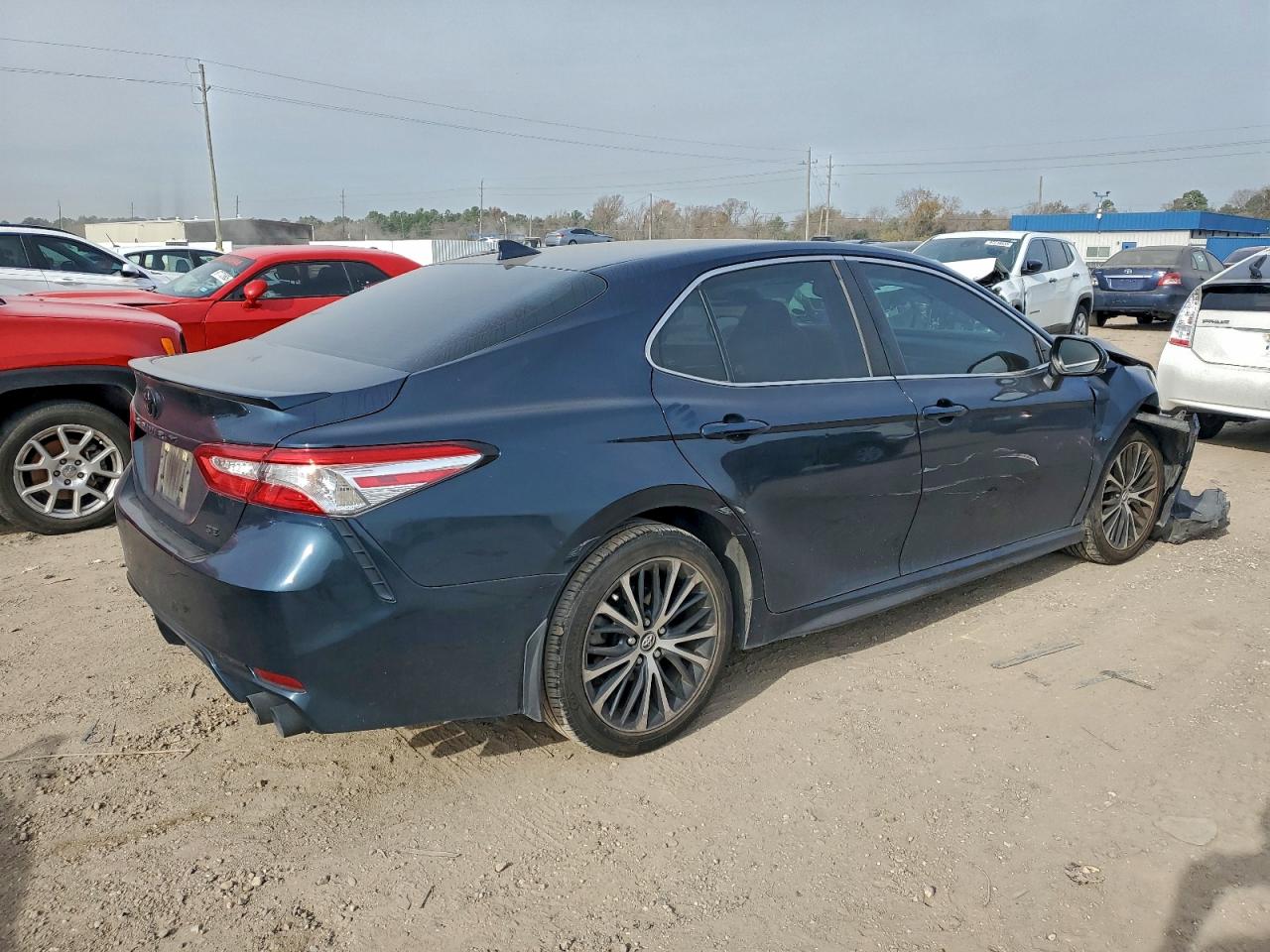 2020 TOYOTA CAMRY SE photo 3