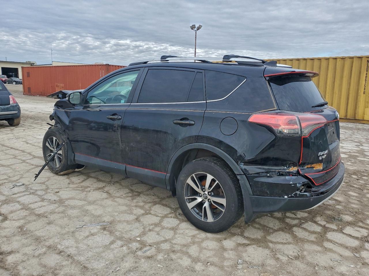 2016 TOYOTA RAV4 XLE photo 3