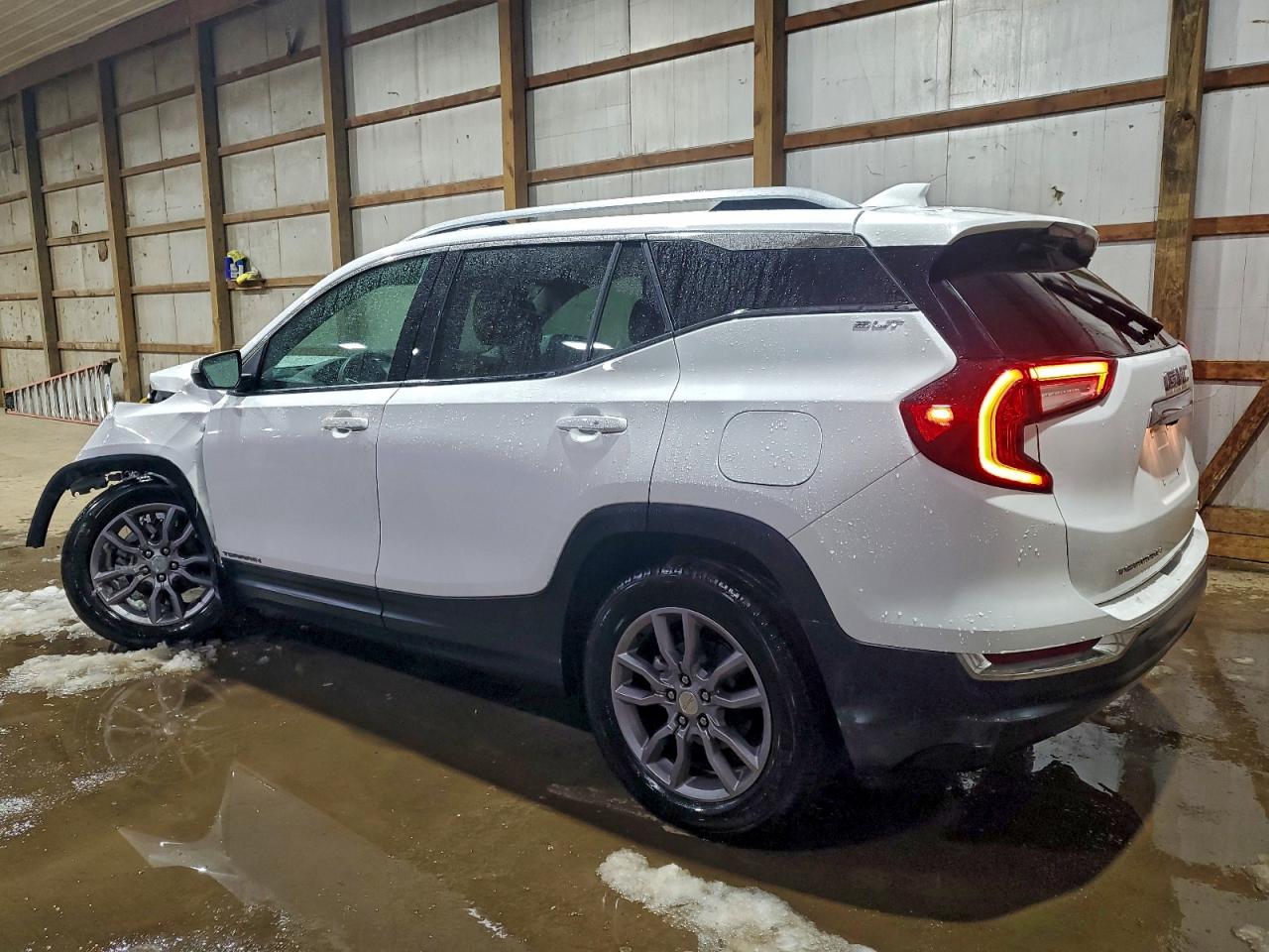 2024 GMC TERRAIN SLT photo 2