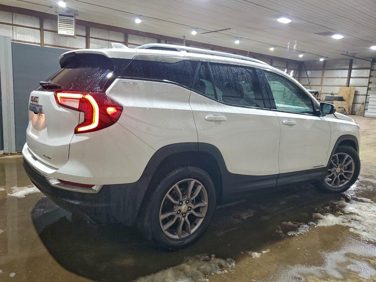 2024 GMC TERRAIN SLT photo 3