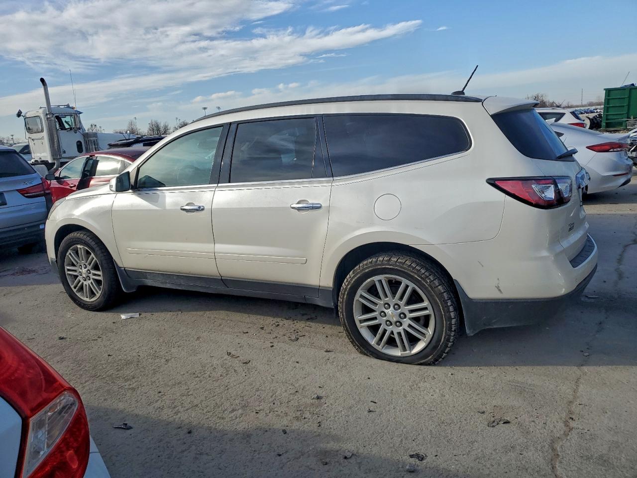 2014 CHEVROLET TRAVERSE LT photo 2
