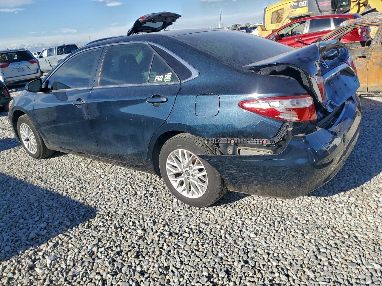 2016 TOYOTA CAMRY LE photo 3