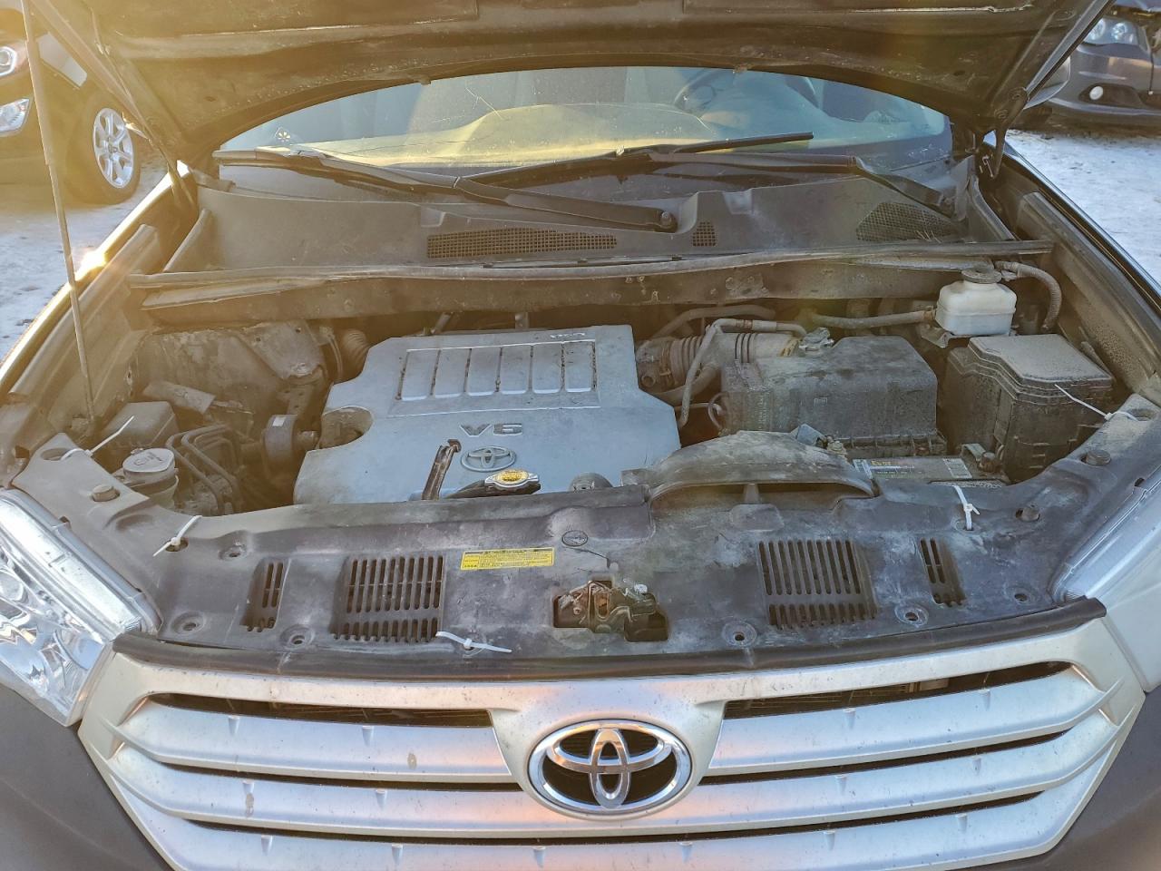 2011 TOYOTA HIGHLANDER BASE photo 12
