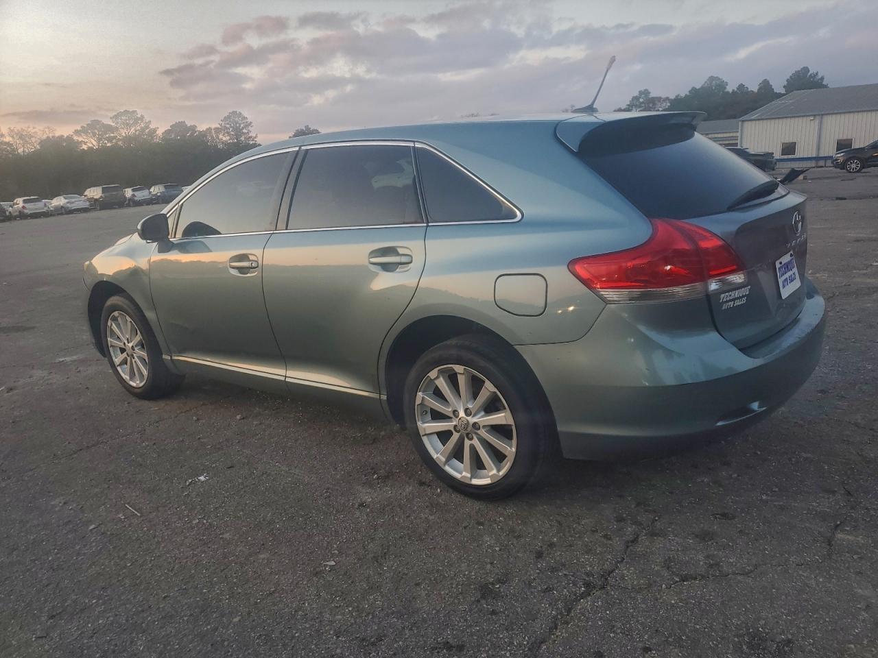 2010 TOYOTA VENZA photo 2