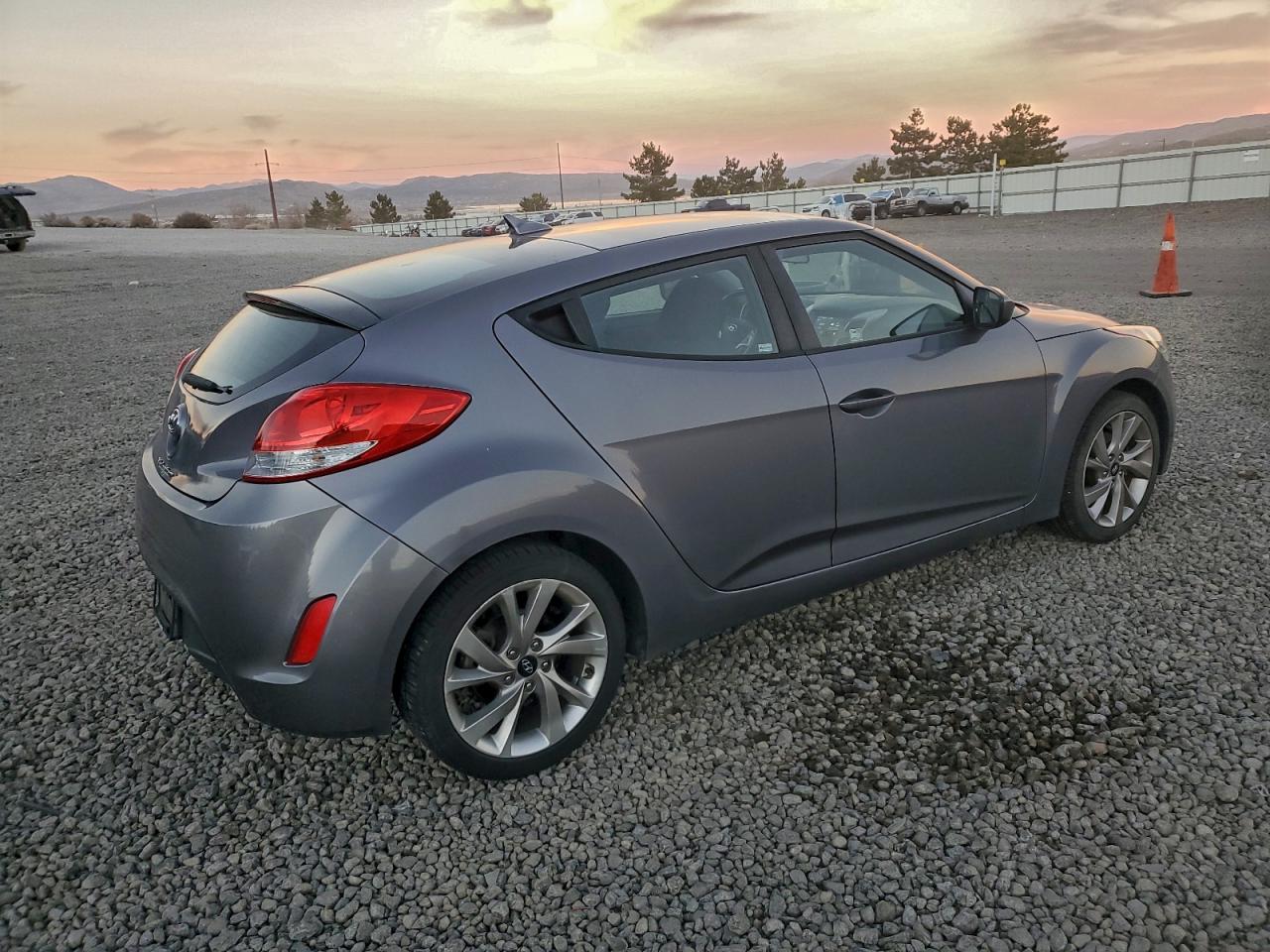 2017 HYUNDAI VELOSTER photo 3
