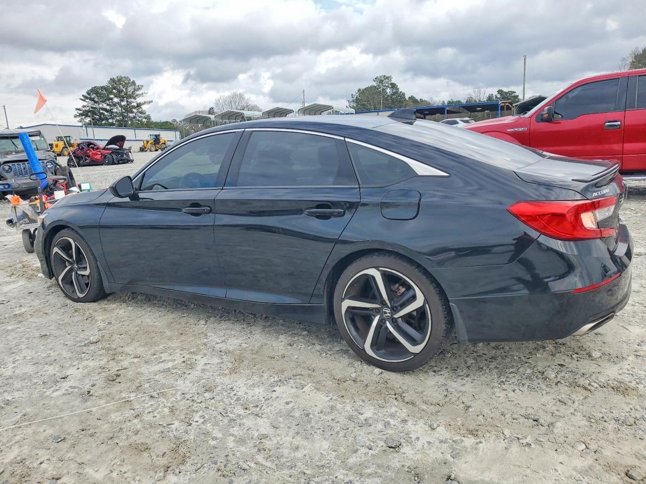 2018 HONDA ACCORD photo 2