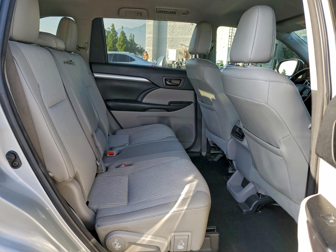 2017 TOYOTA HIGHLANDER LE photo 28
