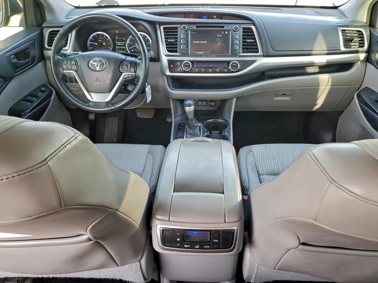 2017 TOYOTA HIGHLANDER LE photo 22