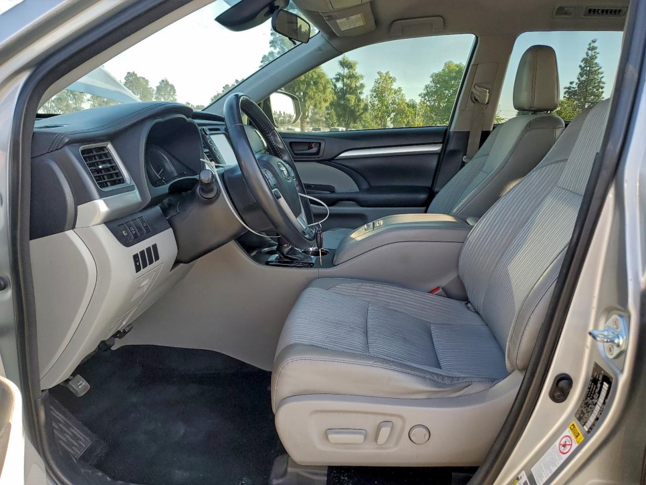 2017 TOYOTA HIGHLANDER LE photo 19