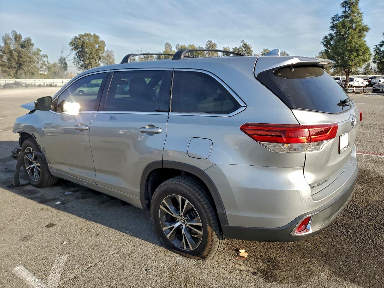 2017 TOYOTA HIGHLANDER LE photo 4