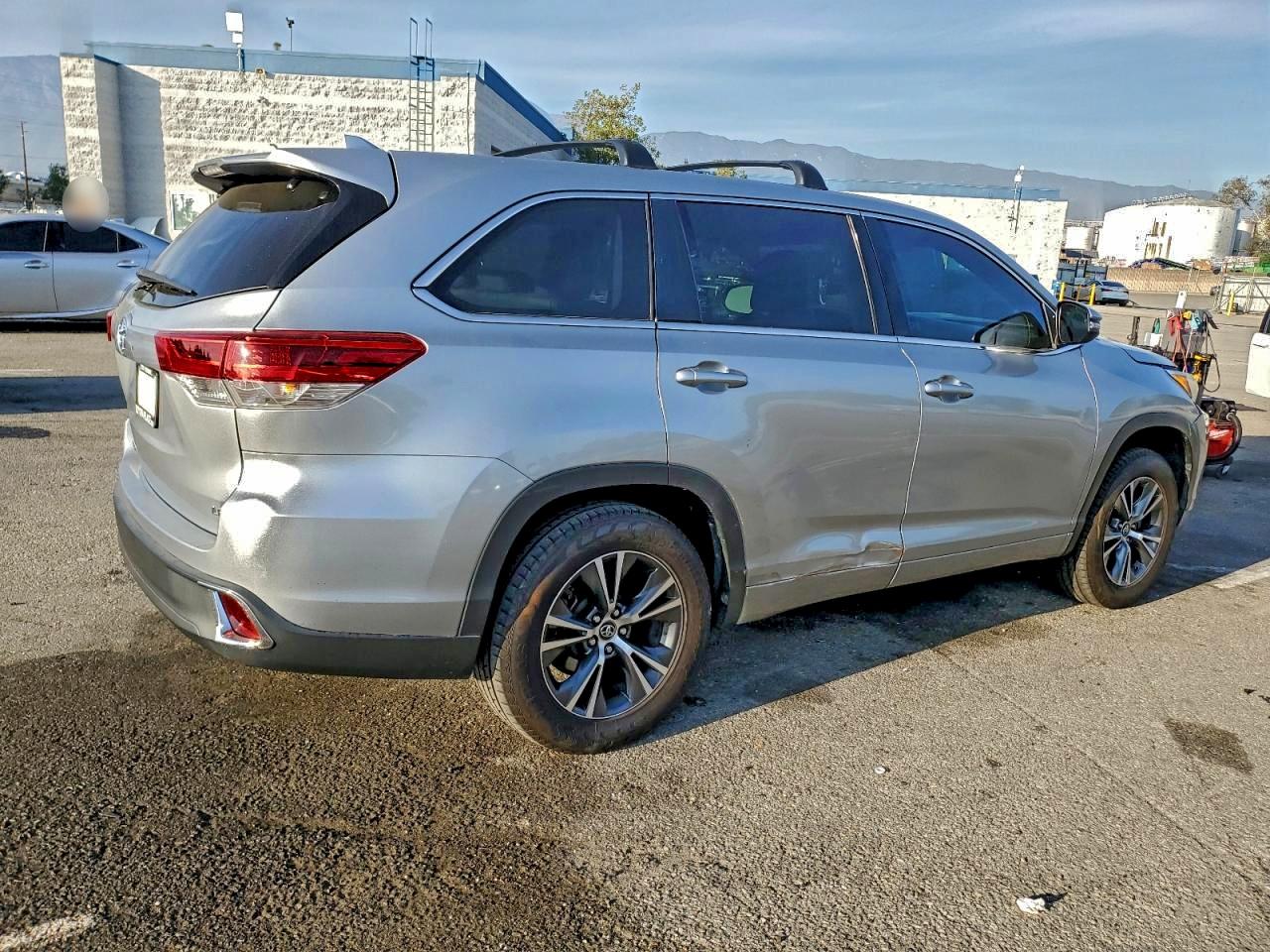 2017 TOYOTA HIGHLANDER LE photo 7