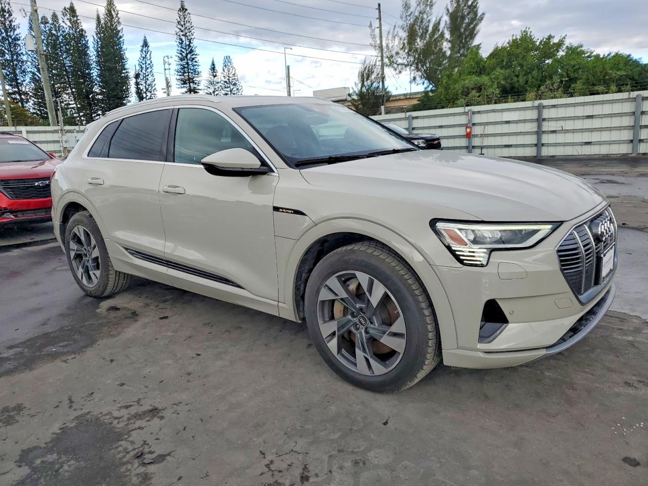 2022 AUDI E-TRON PREMIUM photo 4