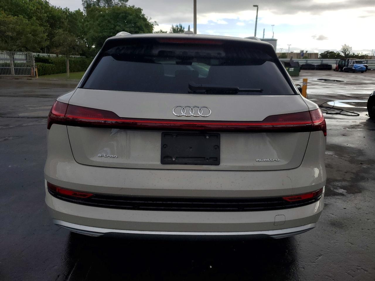 2022 AUDI E-TRON PREMIUM photo 6