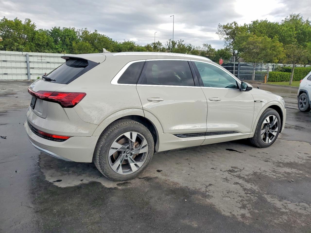2022 AUDI E-TRON PREMIUM photo 3