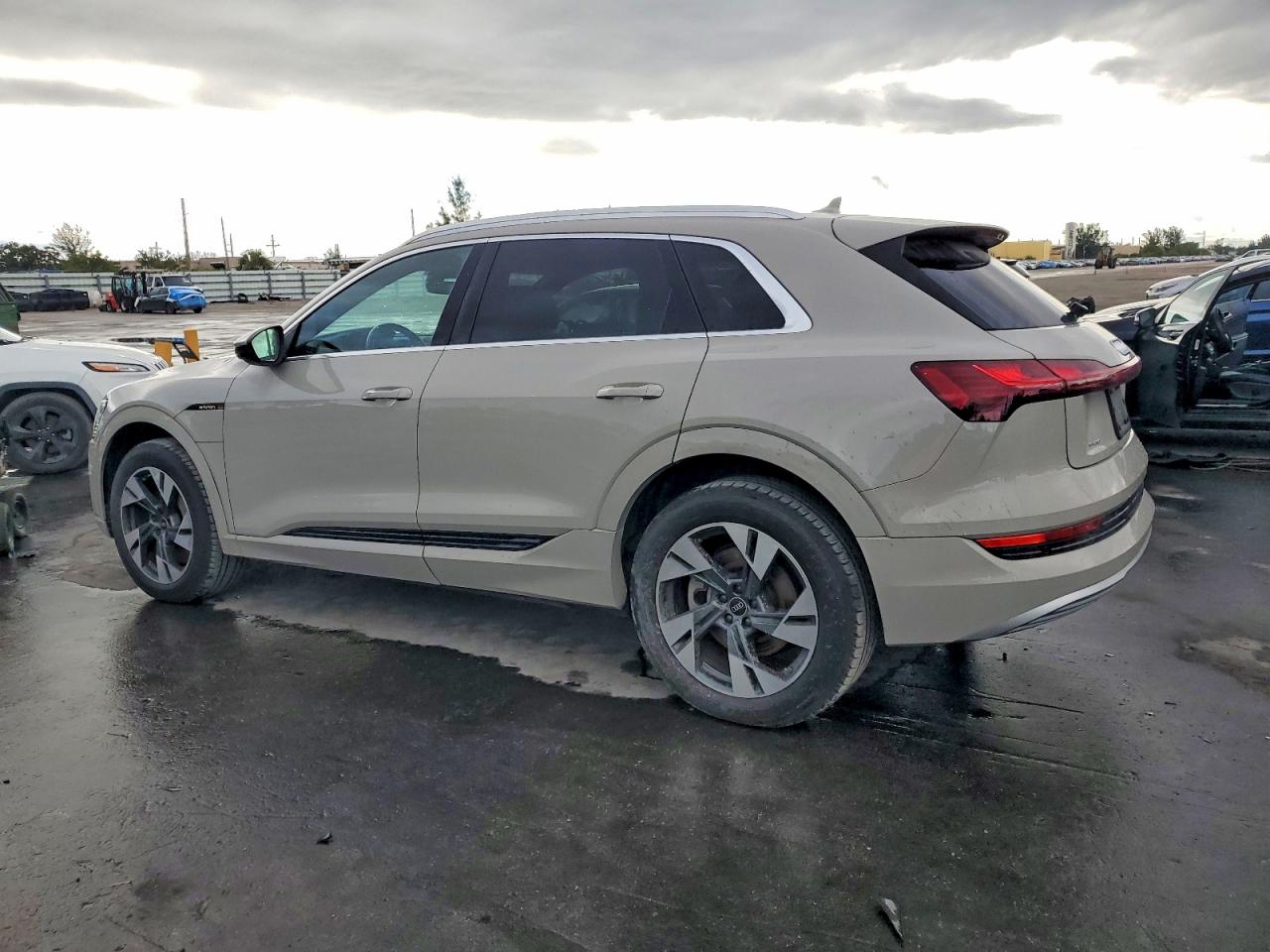 2022 AUDI E-TRON PREMIUM photo 2