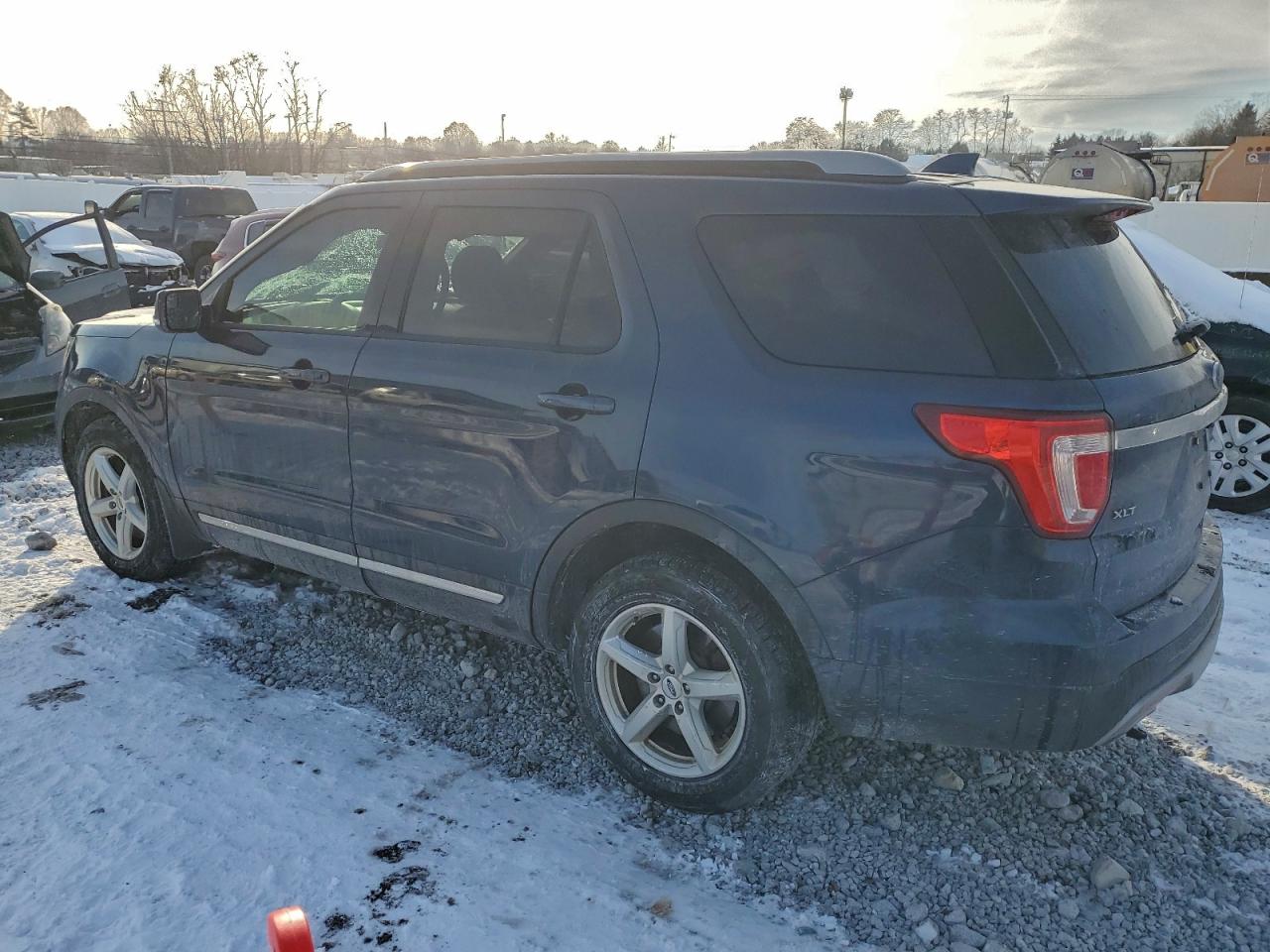 2017 FORD EXPLORER XLT photo 2